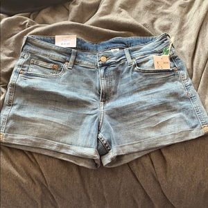 NWT Medium Wash Relaxed Fit Denim Shorts
